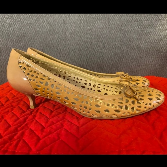 Stuart Weitzman kitten heel neutral pumps - Picture 3 of 10